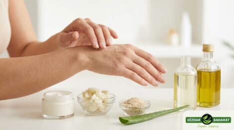 Kuru cilt bakımında kullanılan nemlendirici krem, shea yağı, aloe vera, yulaf ve doğal bakım ürünlerini profesyonel stüdyo çekimi estetiğiyle gösteren sağlık blogu görseli.
