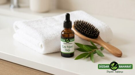 Saçlı deri bakımını ve kepek karşıtı ürünleri anlatan, bitki yaprakları ve çay ağacı yağı etiketli şişenin bulunduğu fotogerçekçi, sade banyo/kişisel bakım kompozisyonu.